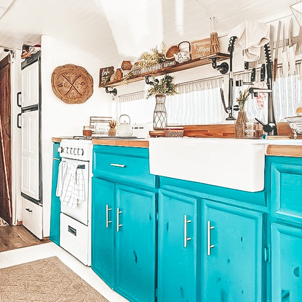 Today we're featuring the Hanzian Bus skoolie - a bus conversion that mixes bold teal with rustic, neutral tones. Check out this gorgeous school bus! | Since We Woke Up | sincewewokeup.com